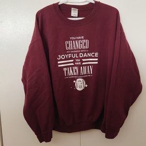 GILDAN RELIGIOUS MAROON CREWNECK WITH LETTERING ON BACK AND FRONT IN SIZE LARGE
